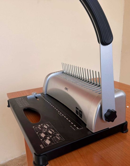 Доска, стеллаж, стол, стул, переплётный аппарат и другое.