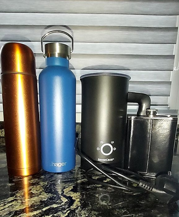 Aparat pentru făcut spumă din lapte,termose și recipient piele