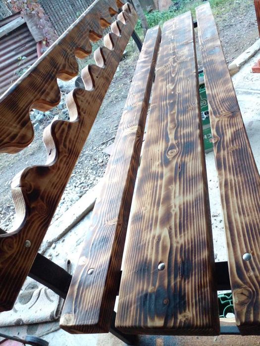 Bancă de lemn realizată manual