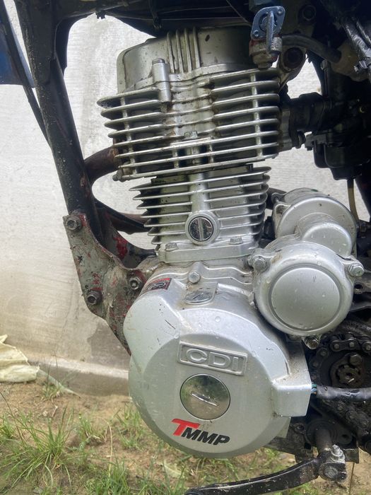Vand honda xr 200 cu motor nou 250 tmmp  mai multe in privat