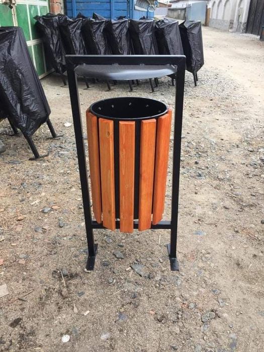 Cosuri pentru gunoi si băncuțe stradale