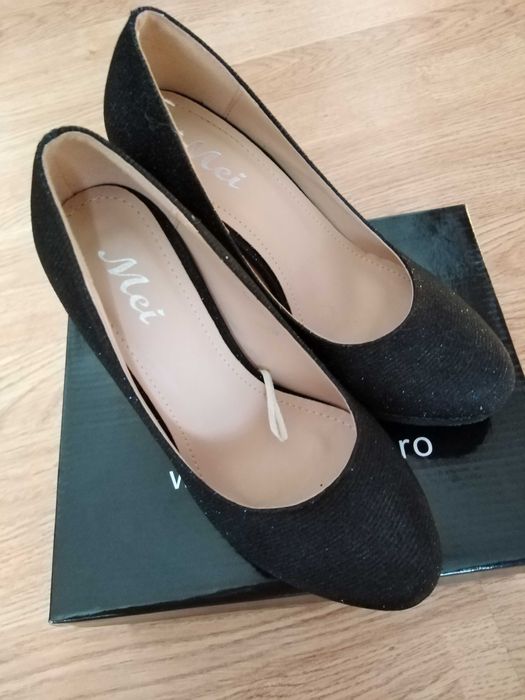Vând pantofi cu toc marimea 35