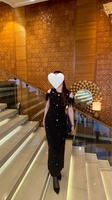 Черная платья размер 42-44 очень удобно и красиво с блесками