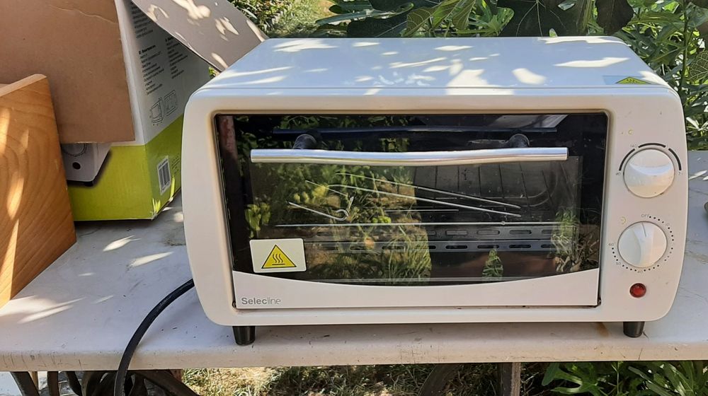 Vând 2 fotolii, un dulap haine, un minicuptor.