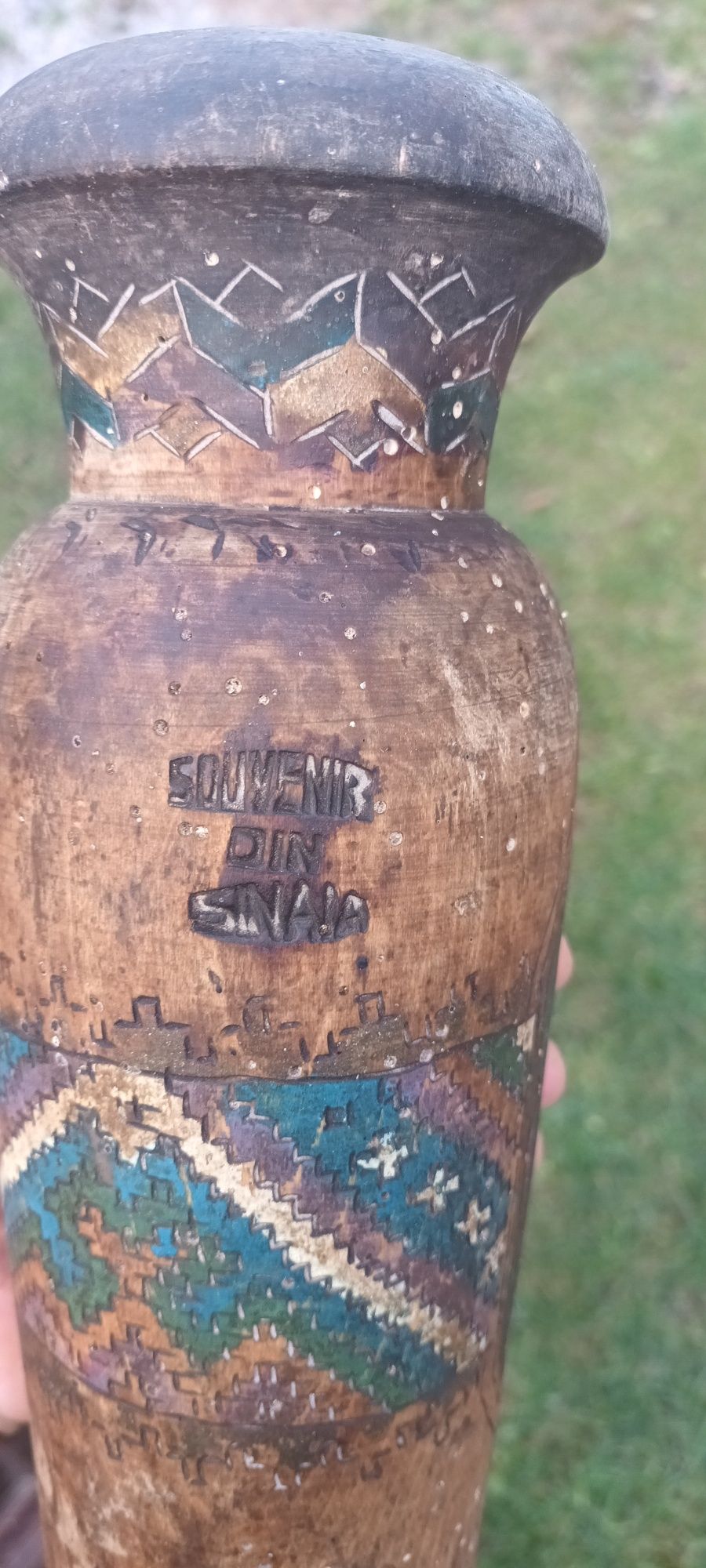 Vază veche din lemn, Suvenir din Sinaia