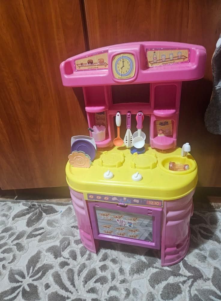 Bucătărie cu accesorii stare foarte bună,
