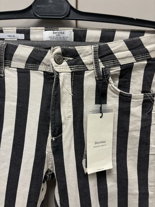 Дънков панталон бяло черно райе Bershka