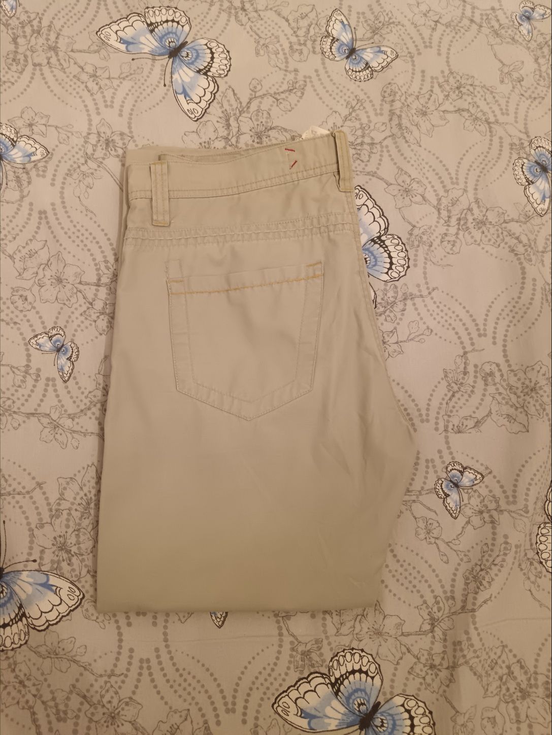 Vand blugi barbati(20-40 de ani),culoare bej deschis-marime 44