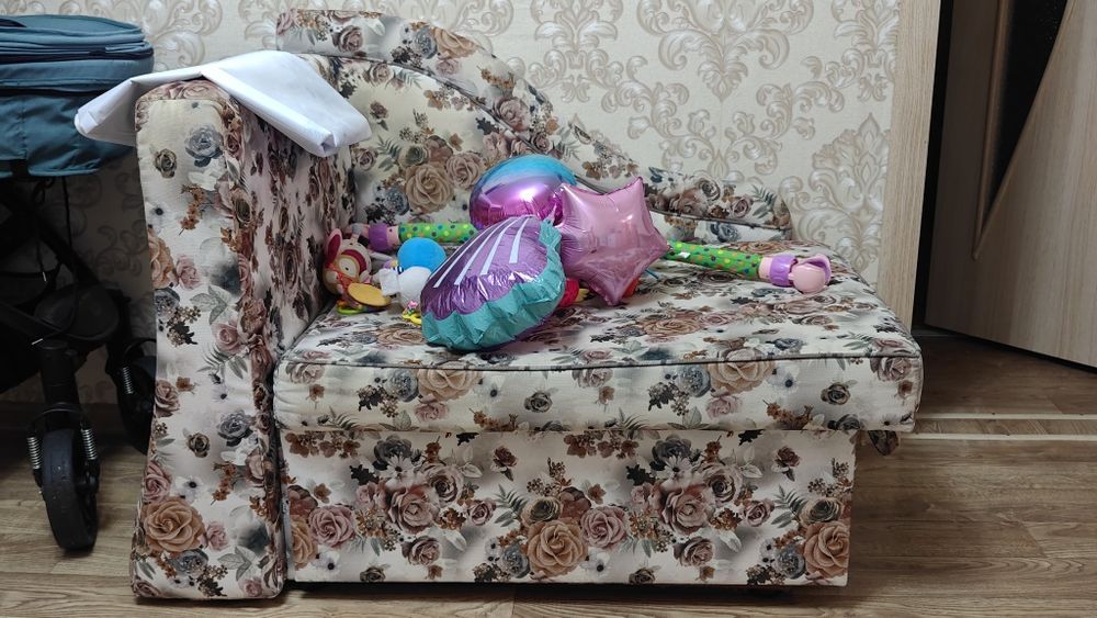 Продам Диван состояние среднее