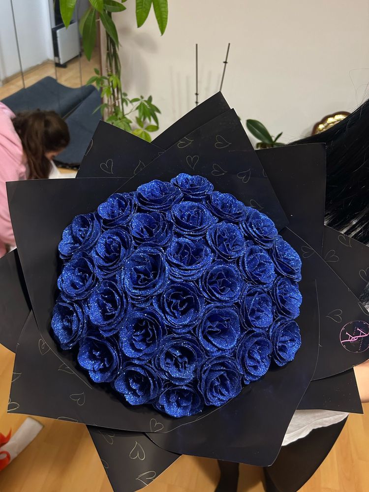 Buchet trandafiri sapun cu bilet personalizat si accesorii