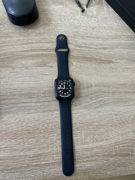 Продается Apple Watch se 2 поколение 44 мм , зарядка коробка все есть