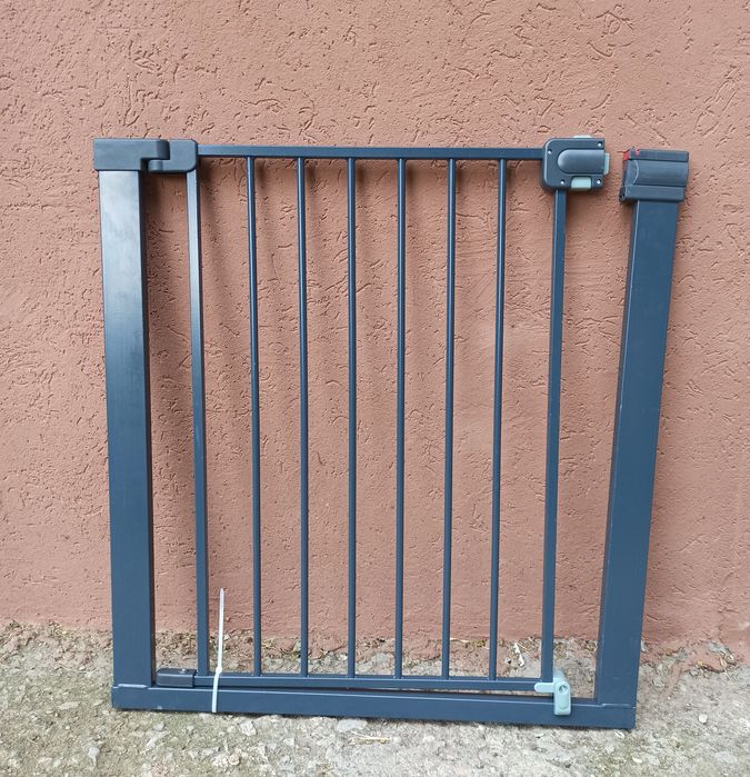 Poarta de siguranta metalică pentru uși si scări de 73 - 82 cm. (NOUĂ)