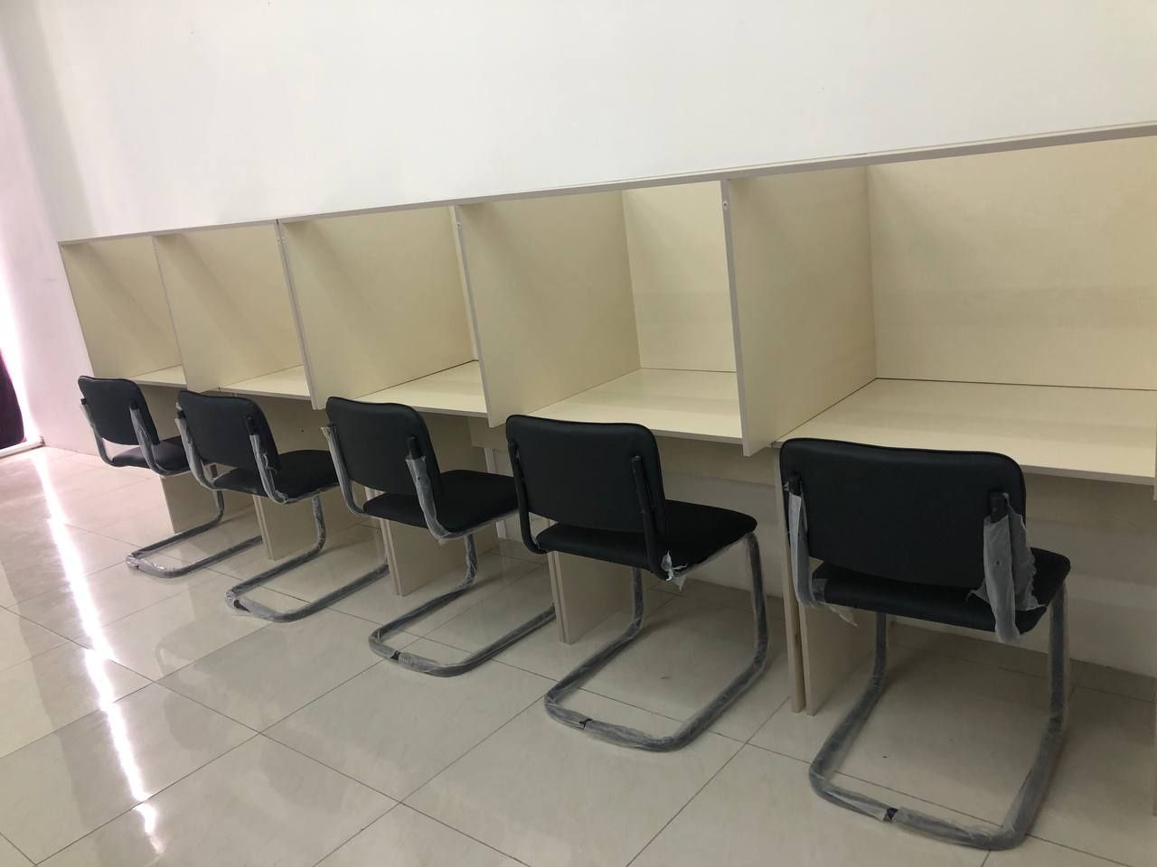Mebel stul sotiladi qziqan odamga kelishtrib beriladi holati yangi