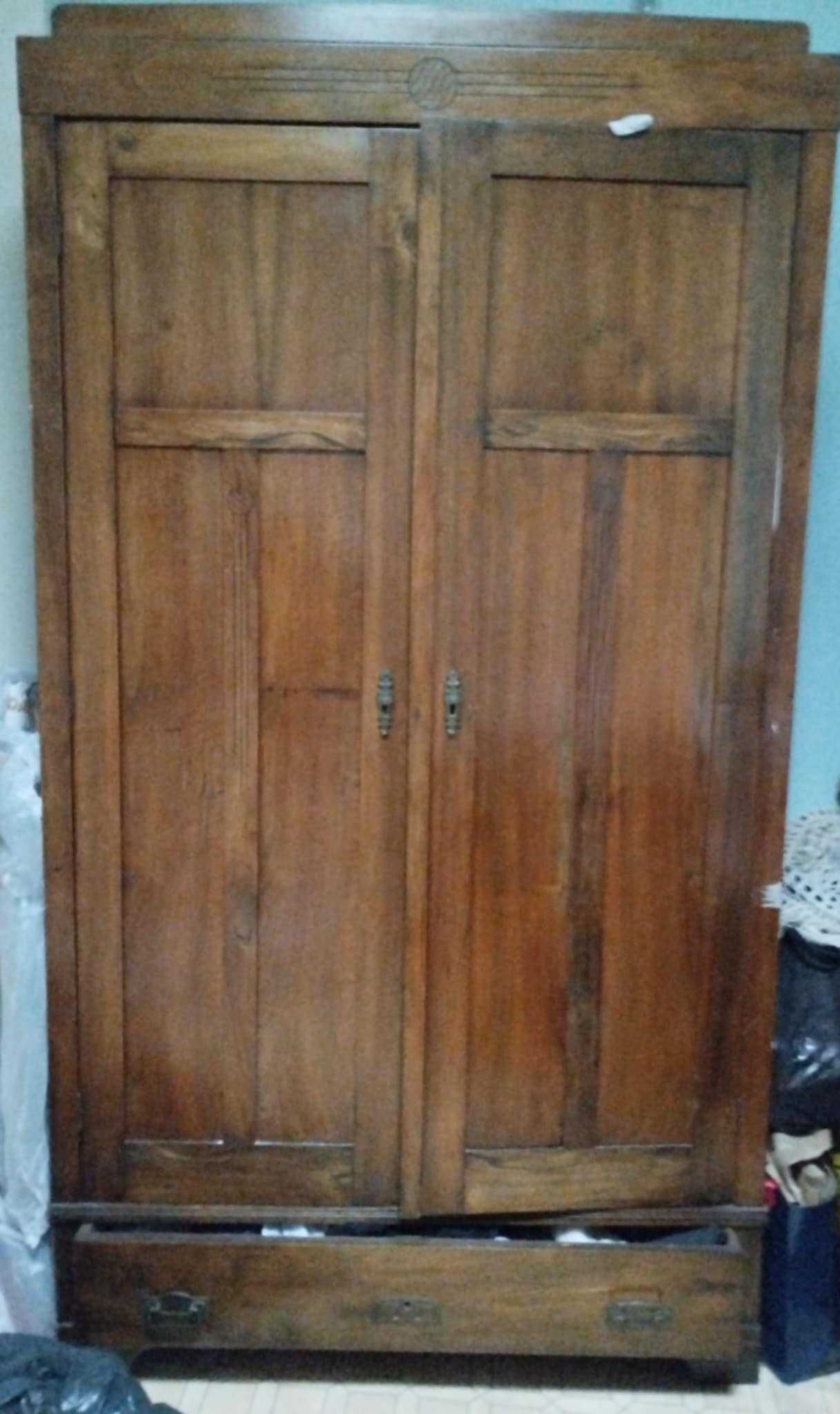 Старинен гардероб