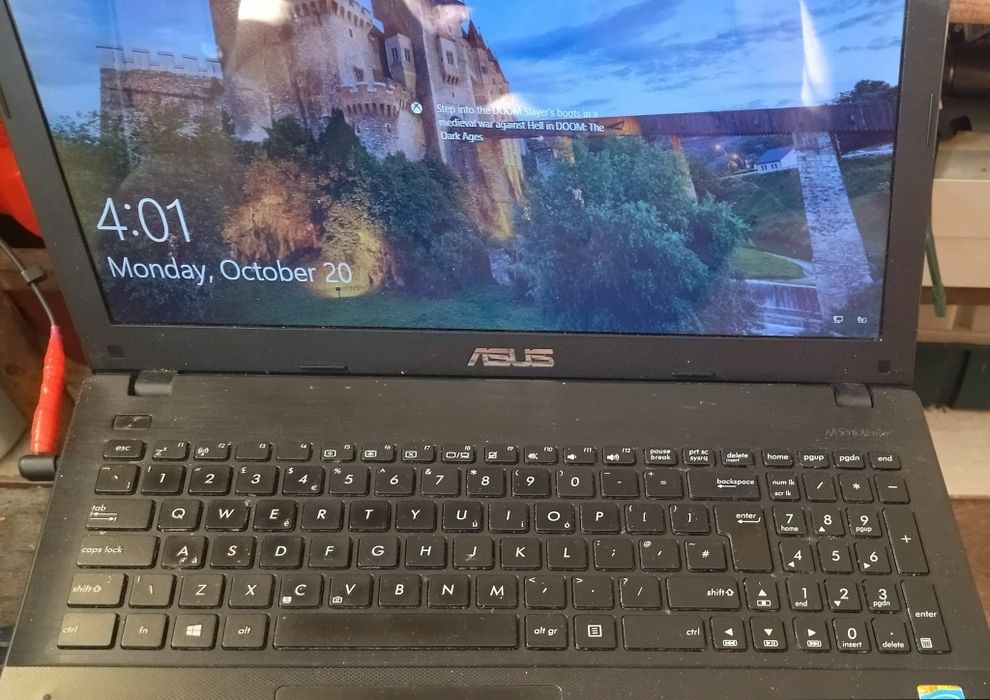 Vând laptop Asus