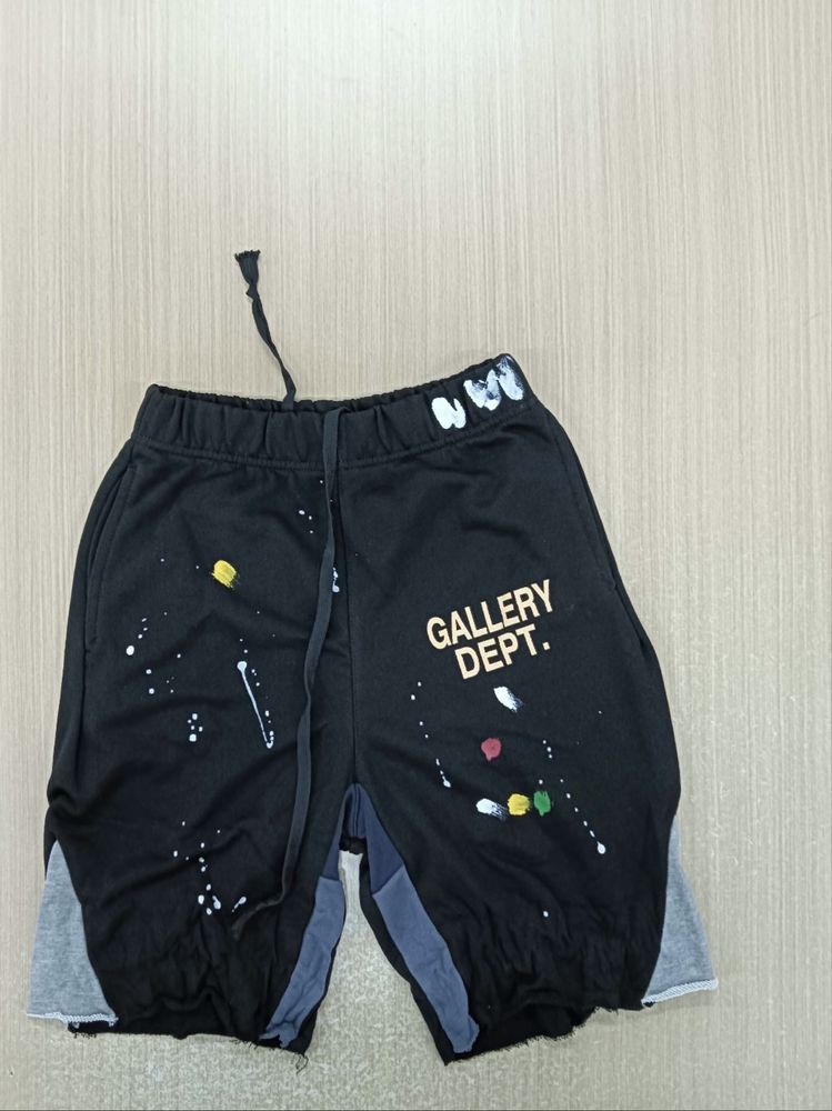 Gallery dept shorts black and white