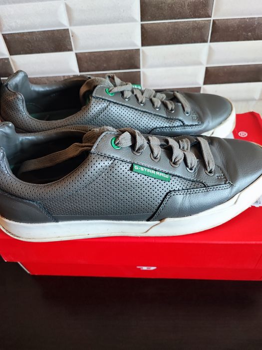 Pantofi sport casual , piele, mărime 42, gri, in stare foarte bună.