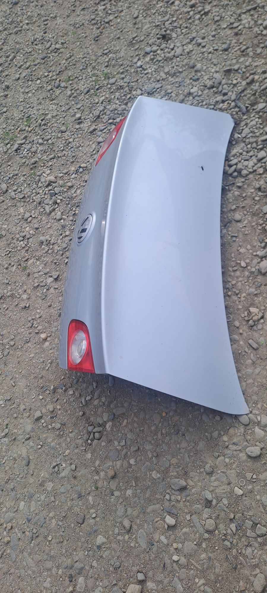 Capota portbagaj VW Passat B6 model berlina 
Cod culoare LA7W 
În star