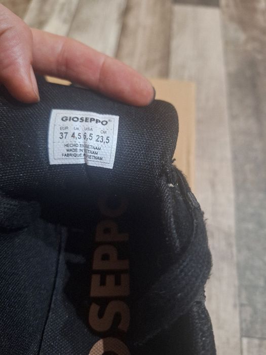 Продавам маратонки