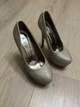 Pantofi cu toc auriu