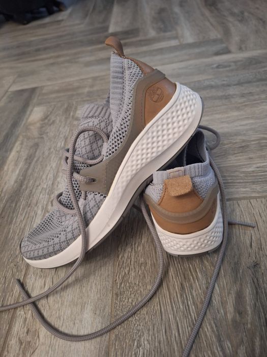 Vand pantofi sport marca Timberland