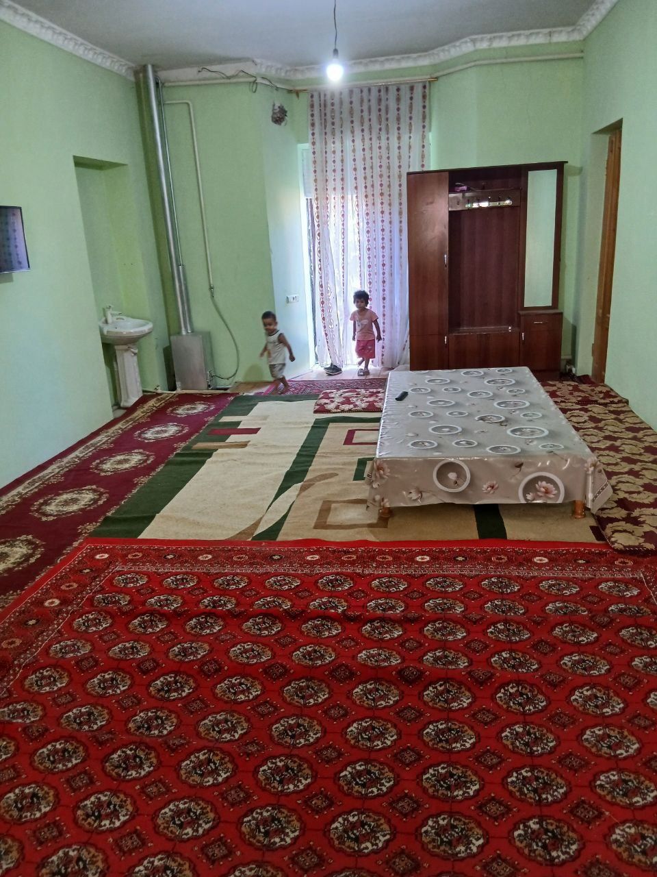 Hovli joy ijaraga beriladi.