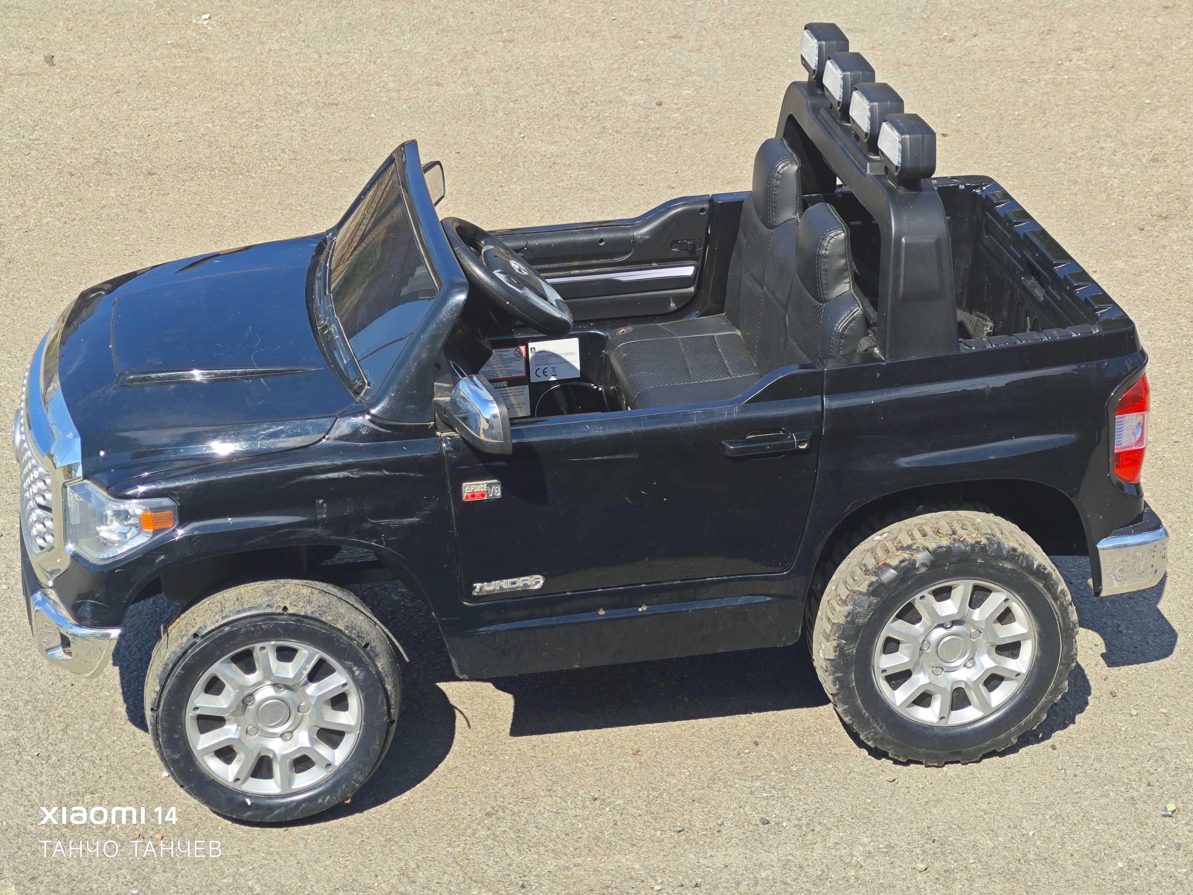 Голям двуместен акумулаторен джип TOYOTA Tundra 12V - 2x9Ah с дистанц.