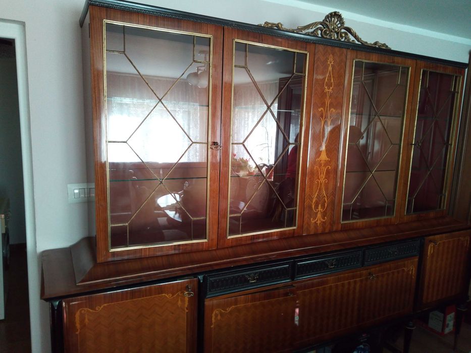 Vitrina sufragerie stil regal .