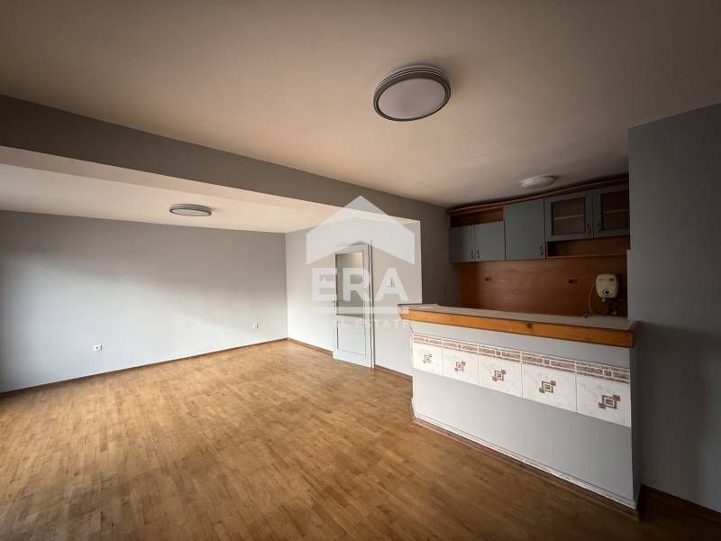 Двустаен, ремонтиран, тухлен апартамент за продажба, с голяма дневна,