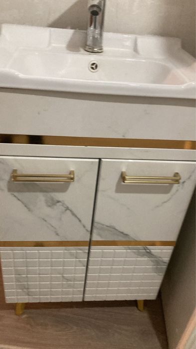 Срочно!Продается раковина с тумбой