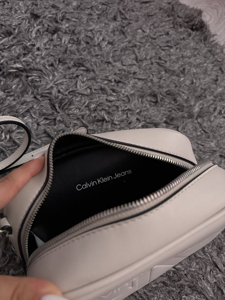 Чанта през рамо на Calvin Klein