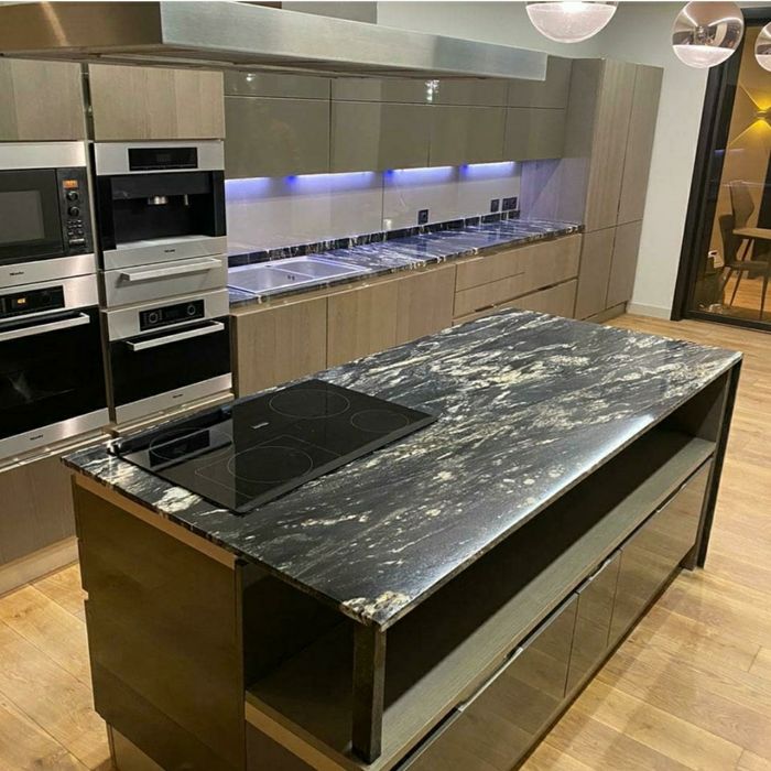 Столы из искусственного и натурального  камня.