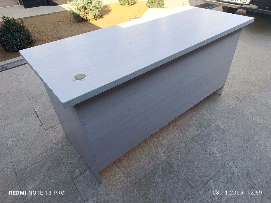 Продам офисный стол с тумбой