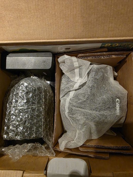 Aparat foto Canon EOS 4000D + obiectiv Canon 18-55