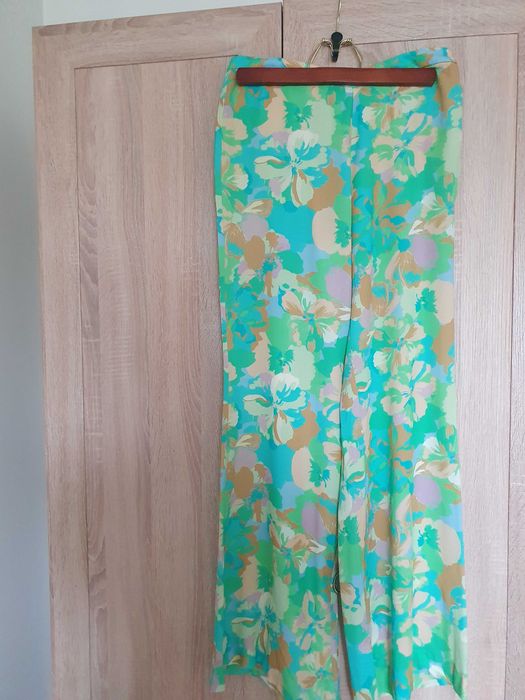 Pantaloni vascoza colorati