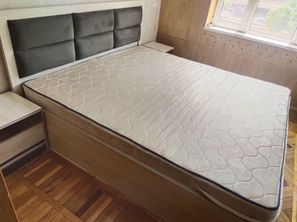 Двухспальная кровать с тумбочками