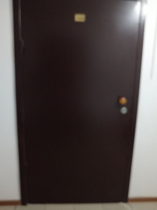 Продам дверь входную железную в отличном состоянии