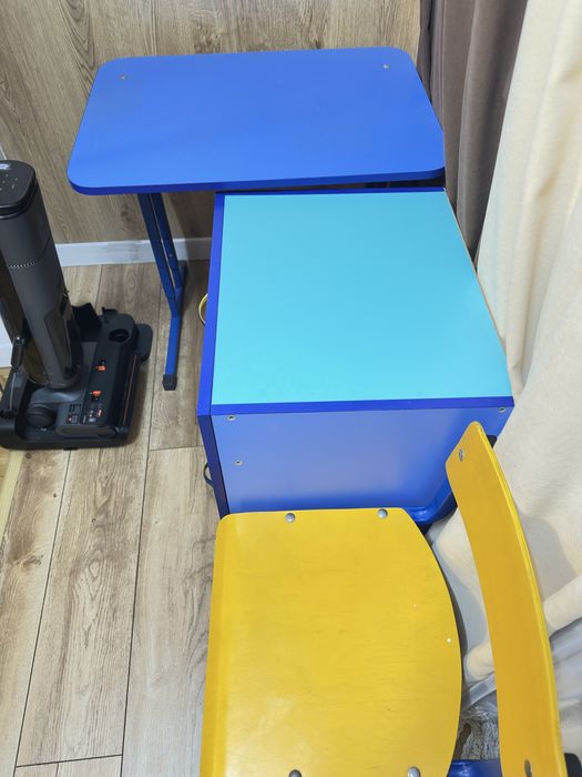 Продаю детский стол, тумба и стул комплект