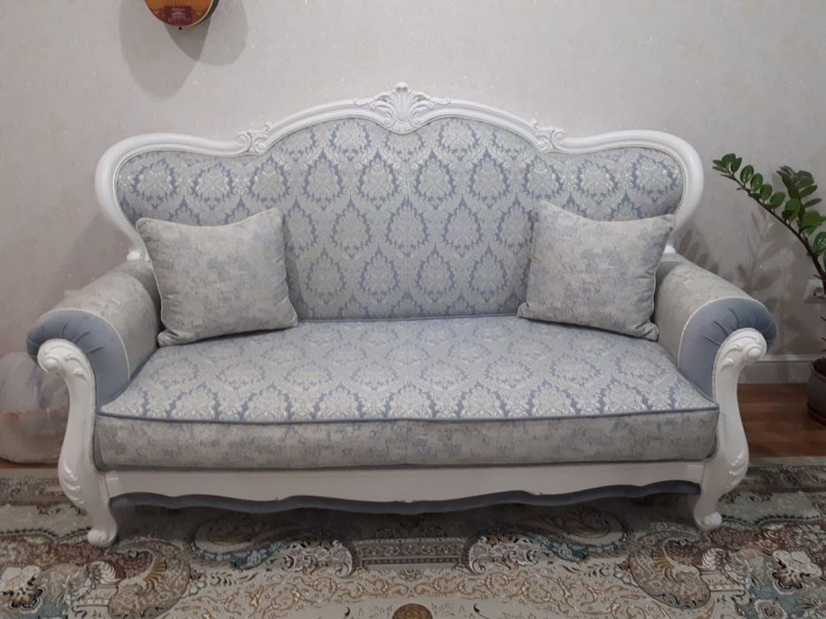 Диван небесно голубой
