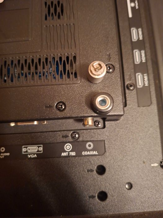 Televizor marca Exclusiv, stricata mufa de la cablul coaxial