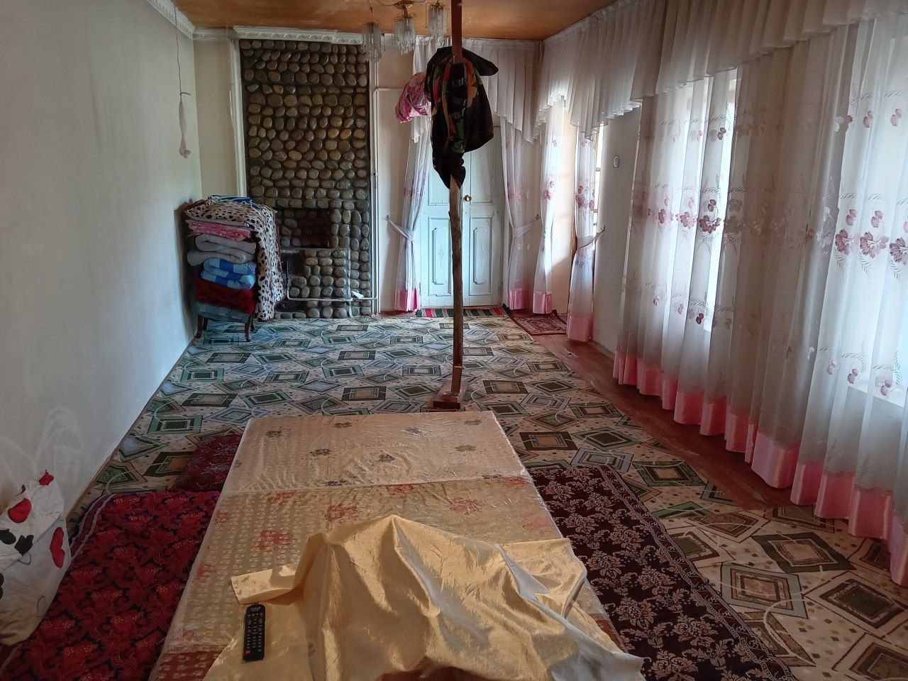 Абдурахмон. 8 сўтик. 4 та хона. 5 хонага фундаменти бор.