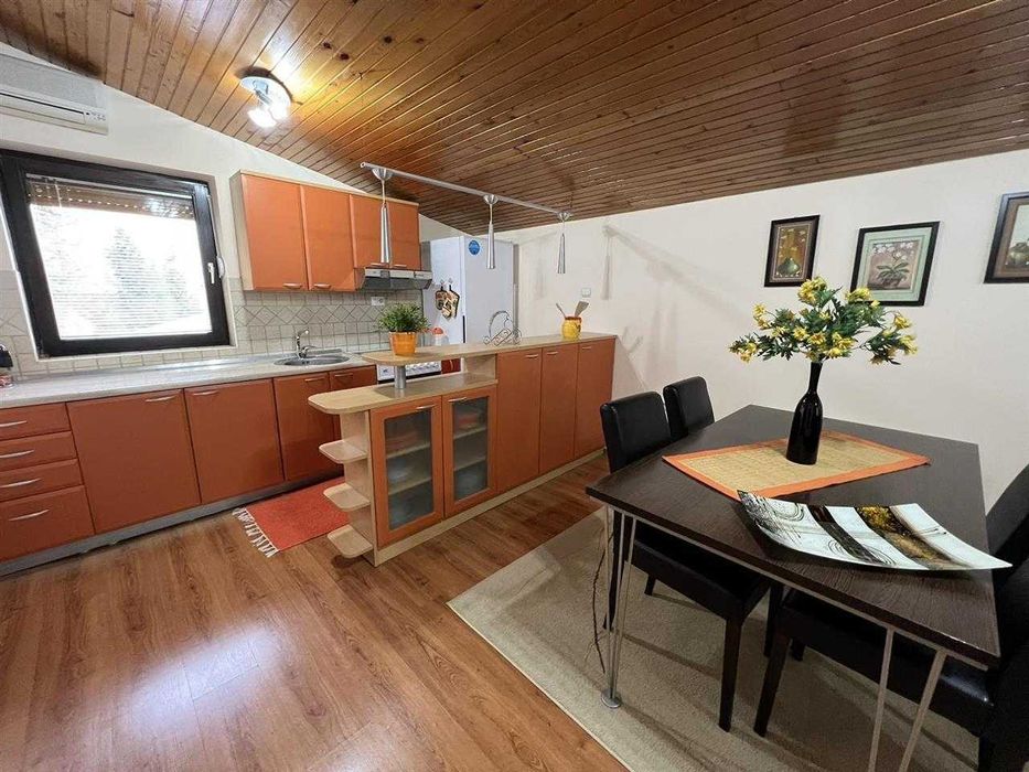 Дава се под наем Тристаен апартамент в Бургас, Възраждане - 95 кв.м за 255 € - Снимка #1