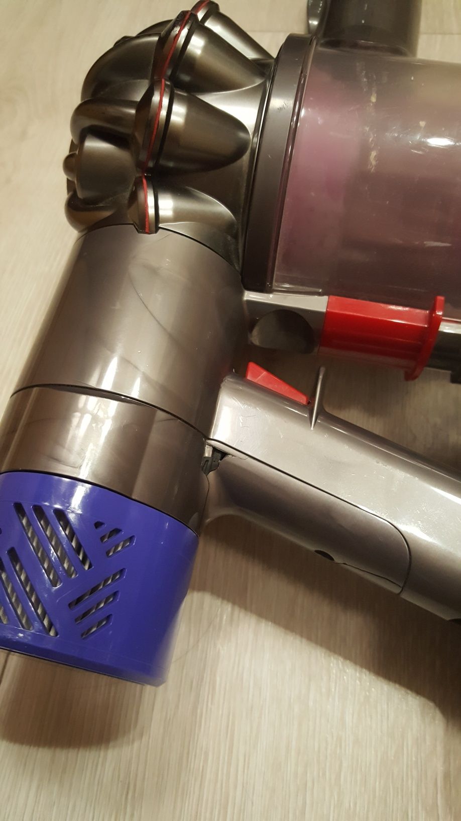 DYSON вертикална прахосмукачка DYSON безкабелна