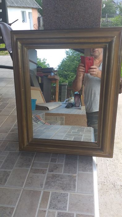 Oglinda cu ramă de lemn