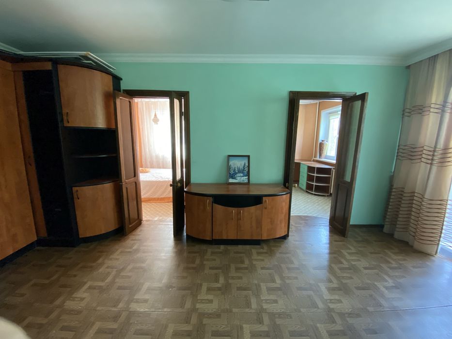 Продам квартиру 4 -х комнатную,в районе 8 - го лицея, на третьем этаже