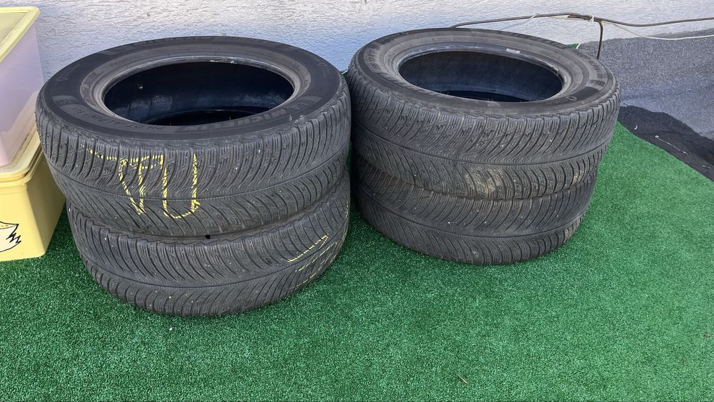 Зимни гуми 4 бр. Michelin 235/60  R17 с цена за комплекта 100 лв