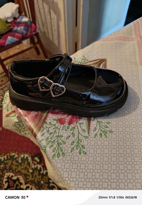 Продам детские туфли