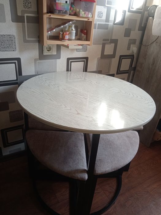 Комплект: обеденный стол и 4 табурета