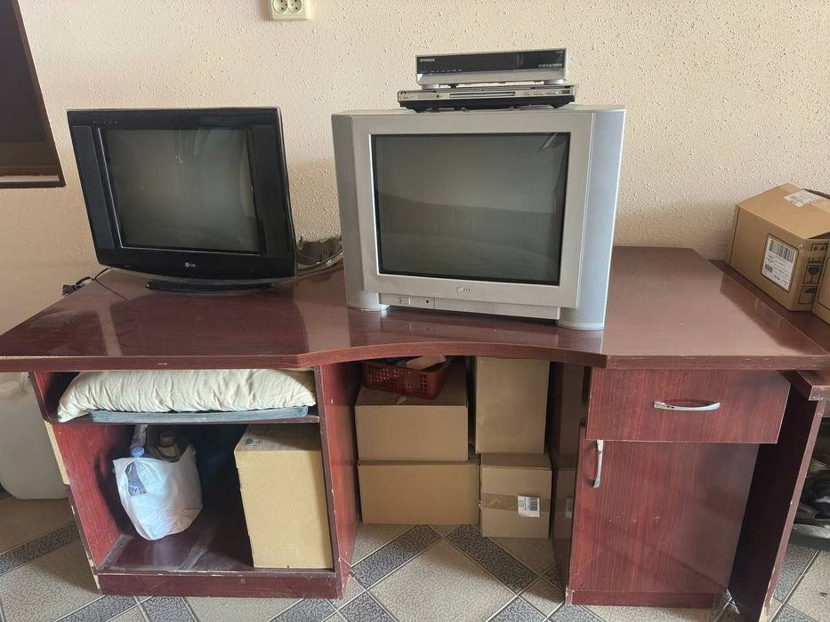 Столы, телевизоры, ставни оконные, скамейка, кровати