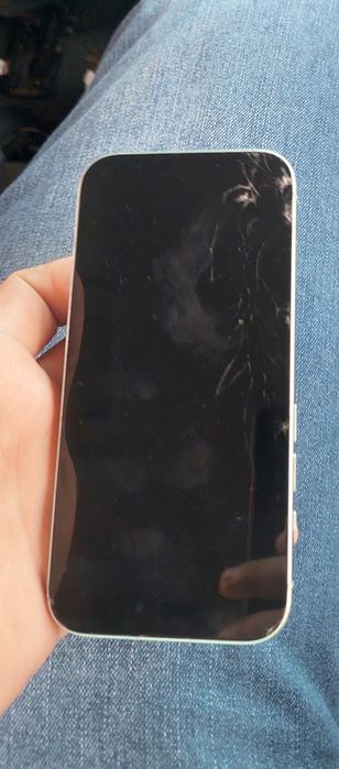 Vând sau schimb  iphone 15 fisurat